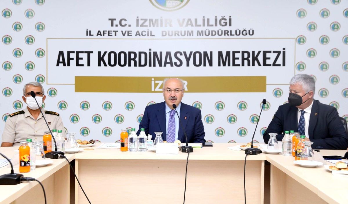 Vali Köşger\'den önemli açıklamalar: "Altında canlı fay hatları bulunan bir şehirde yaşıyoruz"
