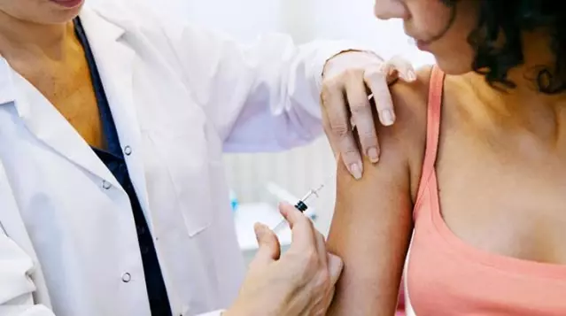 3. doz aşılamaların başladığı Türkiye'de 2 doz BionTech yaptıran vatandaşlara önemli uyarı: Üçüncü doz için bekleyin