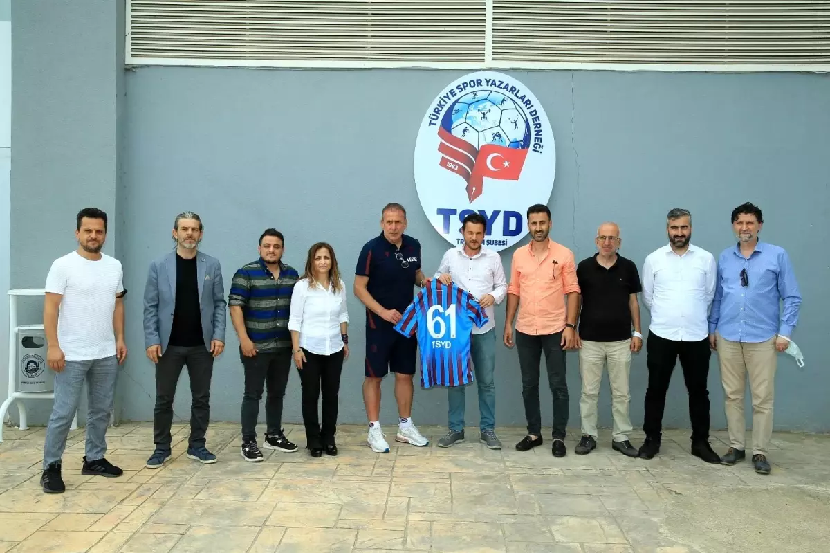 Trabzonspor Teknik Direktörü Avcı, TSYD Trabzon Şubesini ziyaret etti