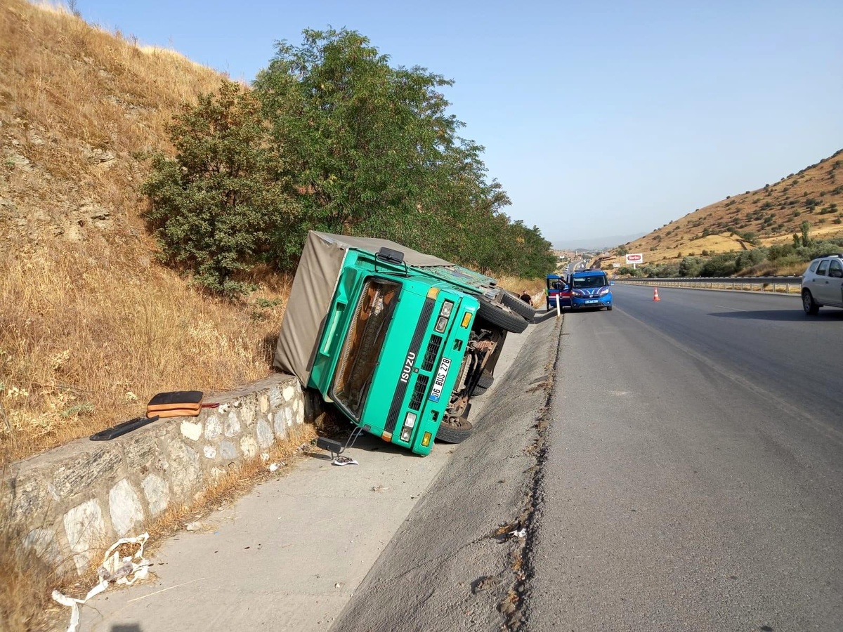 Alkollü sürücü, yola sığmayınca kaza yaptı
