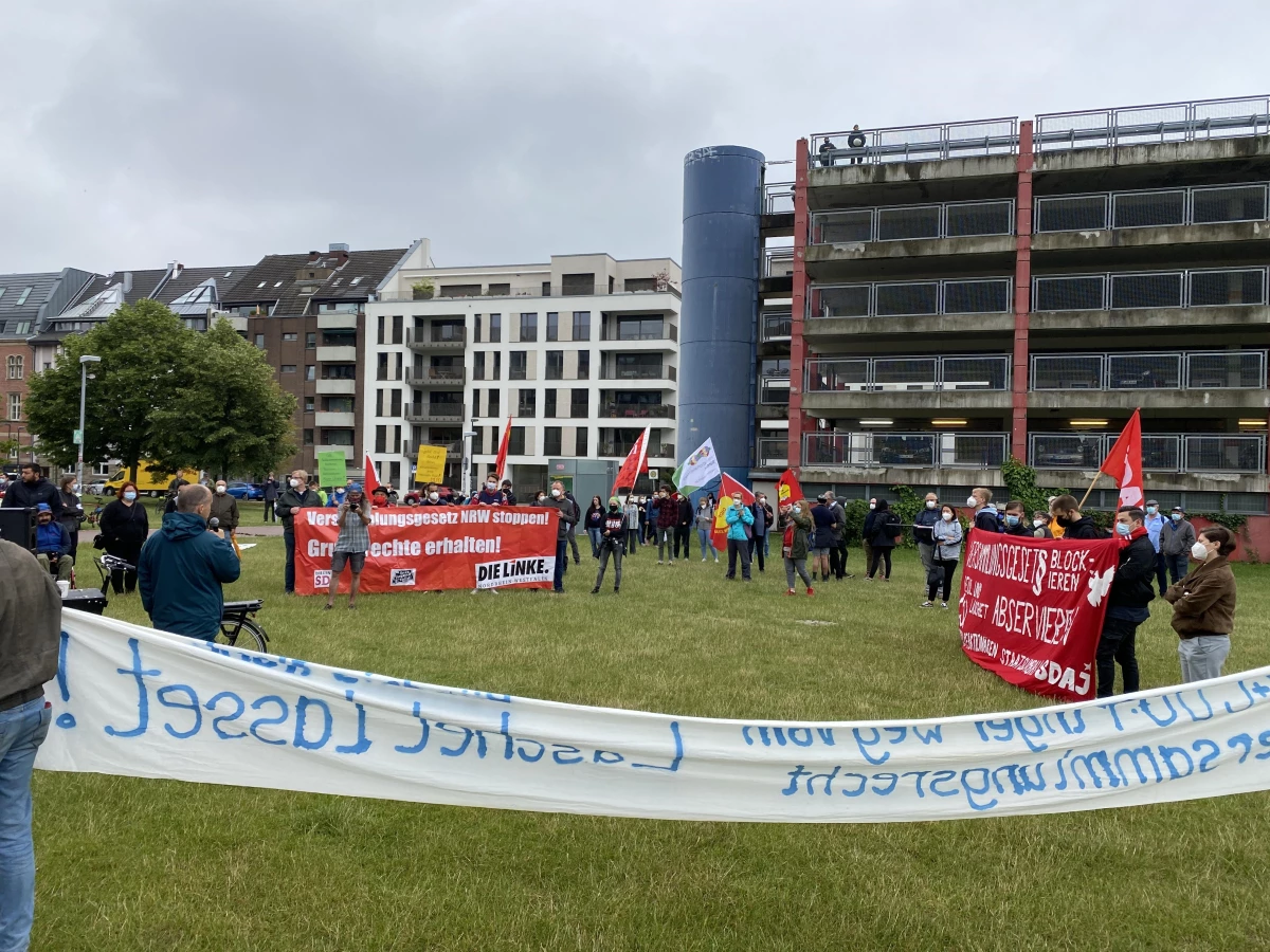 DÜSSELDORF - Almanya\'da toplanma ve gösteri hakkını kısıtlayacağı ileri sürülen yasa tasarısı protesto edildi