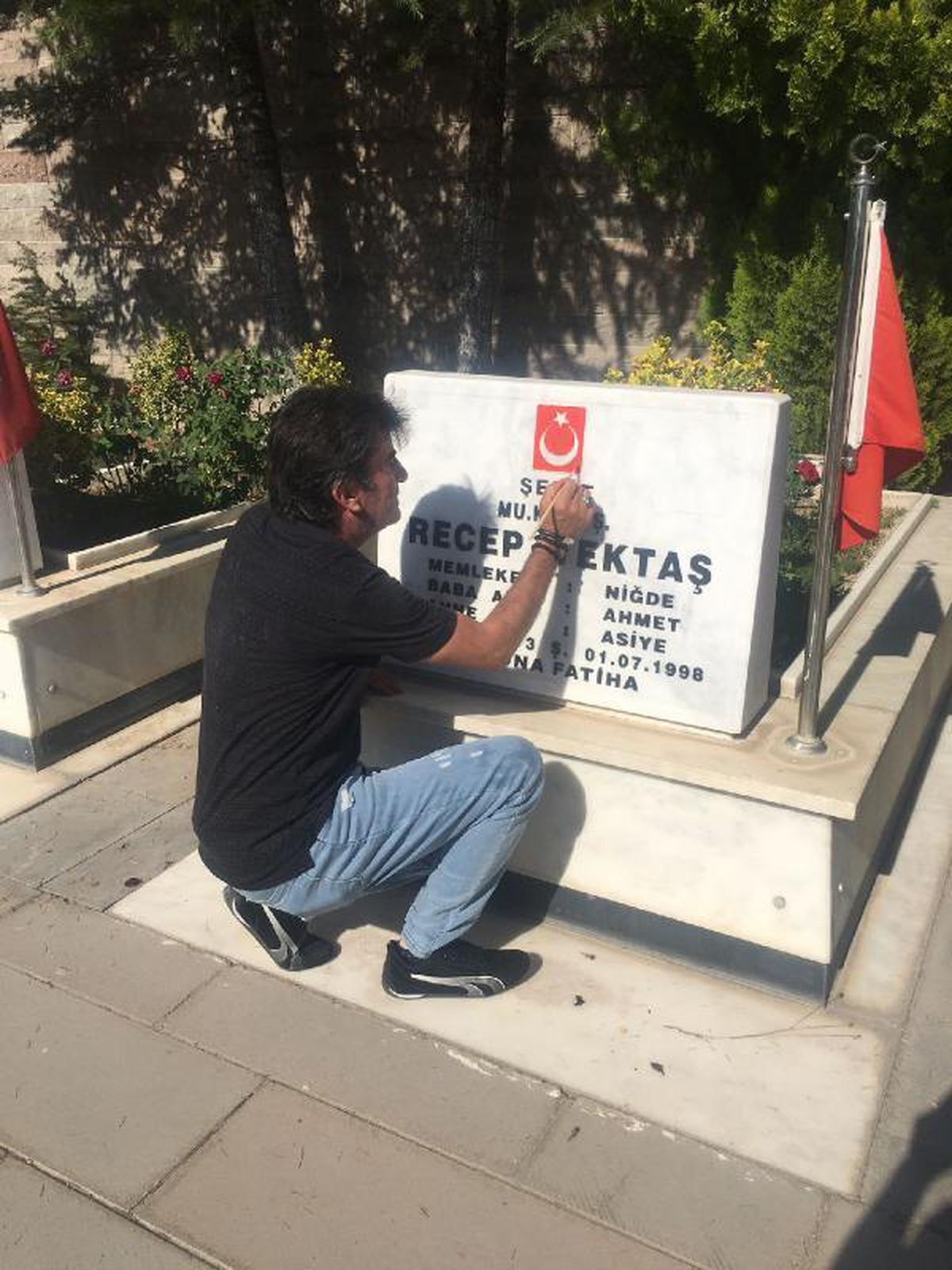 Son dakika haber! Ambulans şoförü, şehit mezarlarındaki Türk bayraklarını boyadı