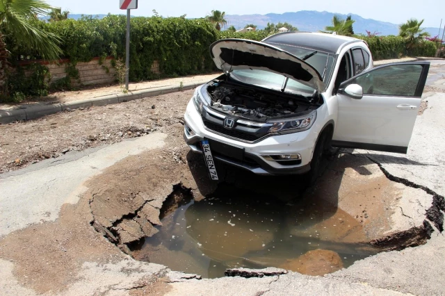 Araç içindekiler büyük korku yaşadı! Lüks cip ilerlediği sırada yol yarıldı