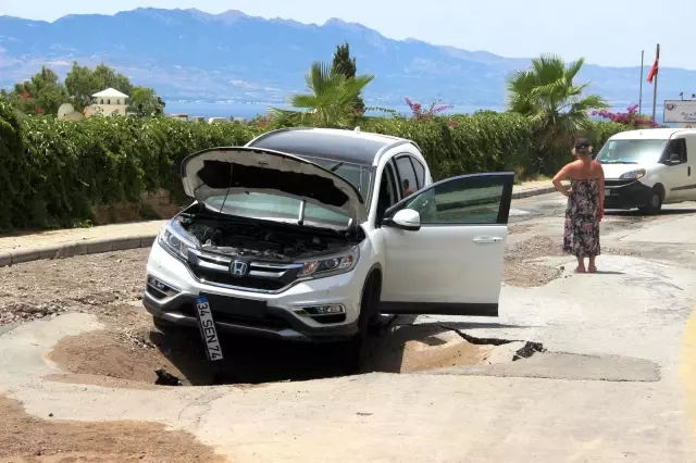 Araç içindekiler büyük korku yaşadı! Lüks cip ilerlediği sırada yol yarıldı