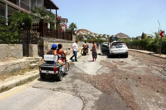 Araç içindekiler büyük korku yaşadı! Lüks cip ilerlediği sırada yol yarıldı