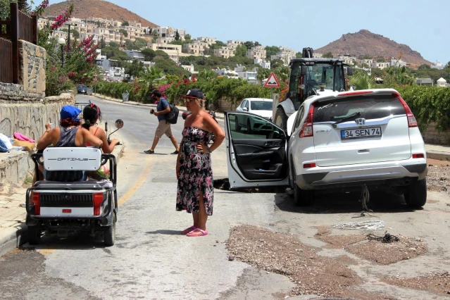 Muğla'da asfalt çöktü! Araç içerisindekiler büyük korku yaşadı