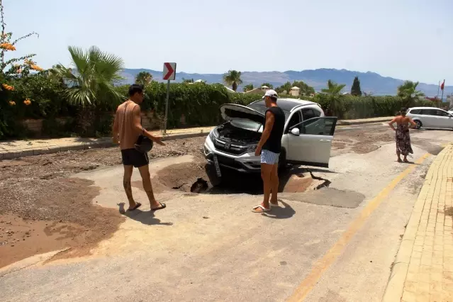 Muğla'da asfalt çöktü! Araç içerisindekiler büyük korku yaşadı