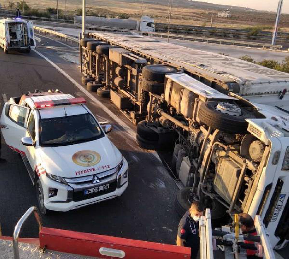 Bariyerlere çarparak devrilen TIR\'daki baba- oğul öldü