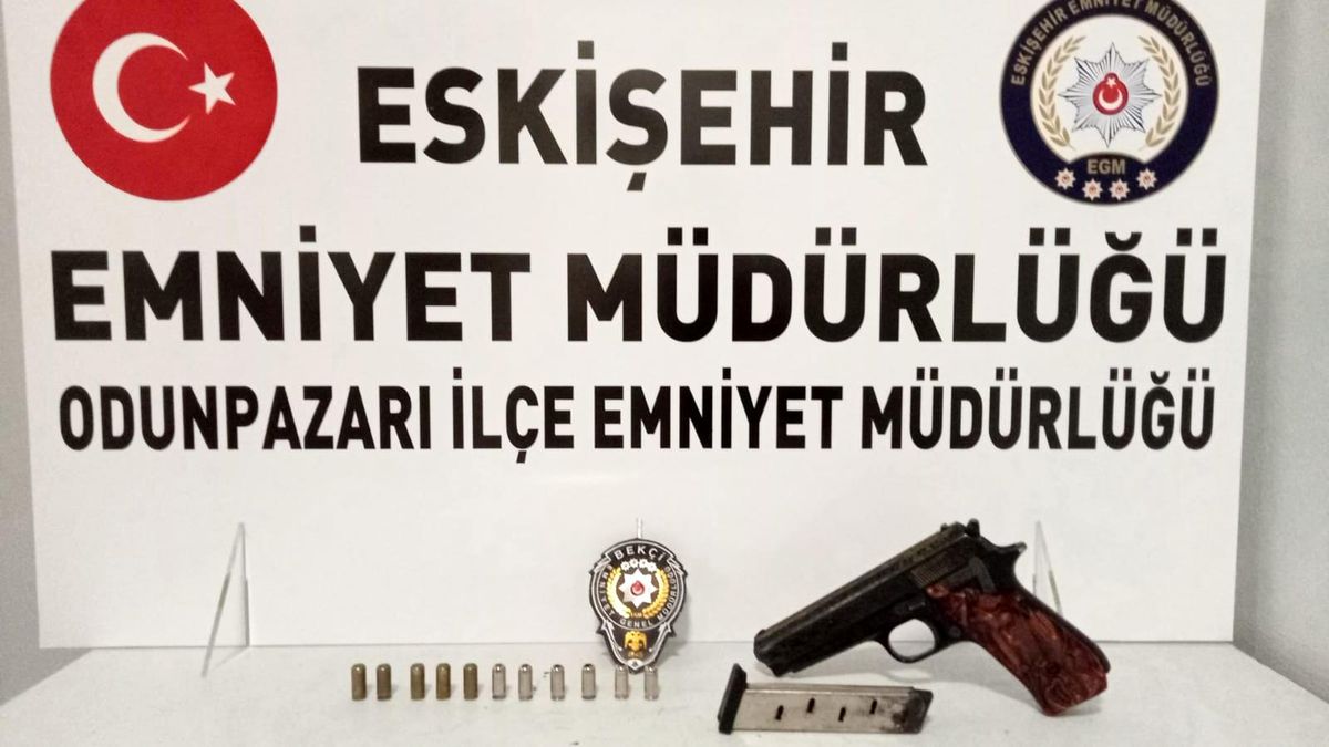 Bekçilerin üst araması yaptığı şahsın üzerinden kurusıkı silah ve fişek çıktı