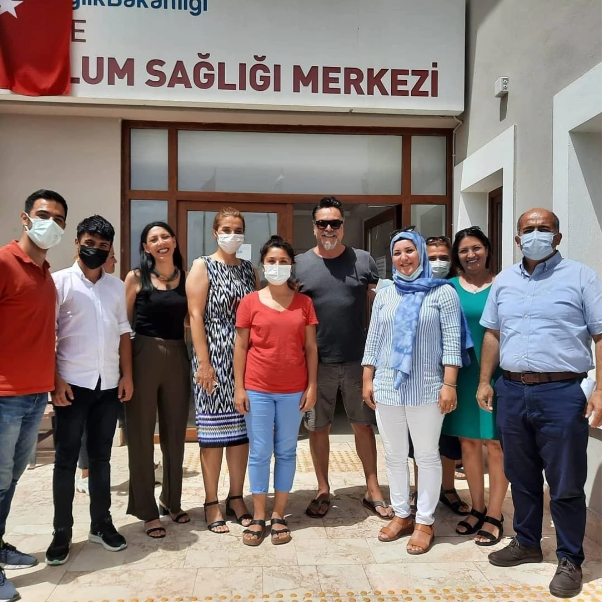 Beyazıt Öztürk\'ten Çeşme\'de sağlık çalışanlarına moral ziyareti