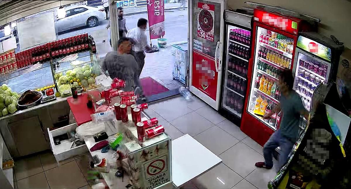 Bıçaklı saldırıya uğrayan bir kişi çiğköfteci dükkanına kaçarak canını son anda kurtardı