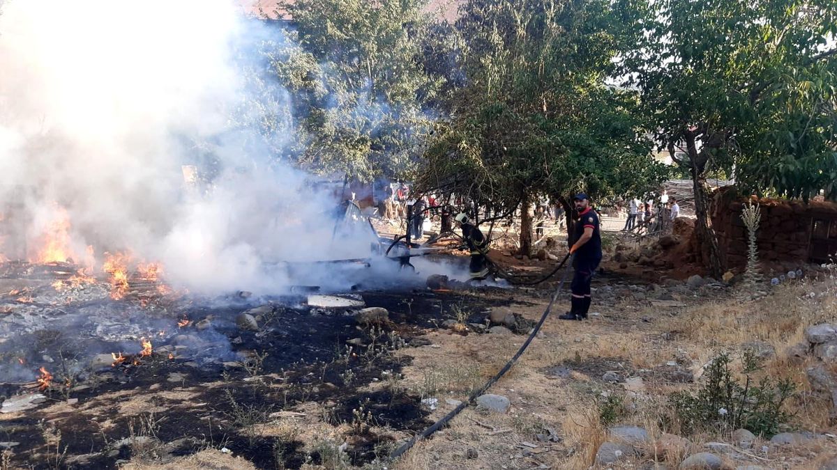 Bingöl\'de korkutan yangın evlere sıçramadan söndürüldü