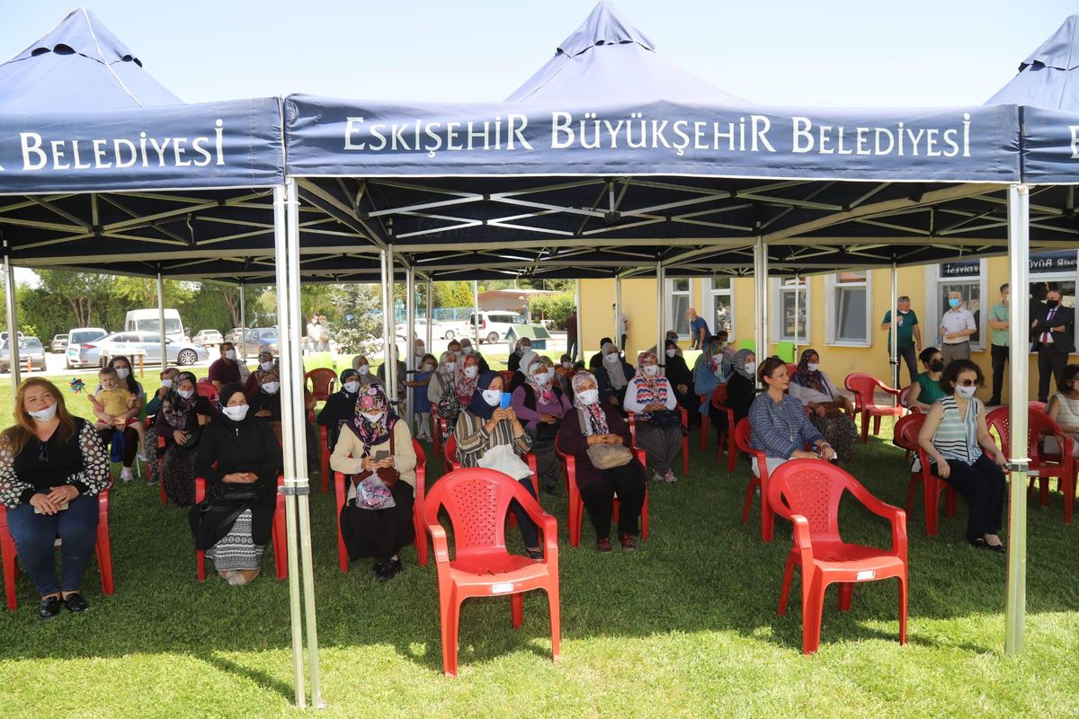 Bir destek arıcılık yapan kadınlara