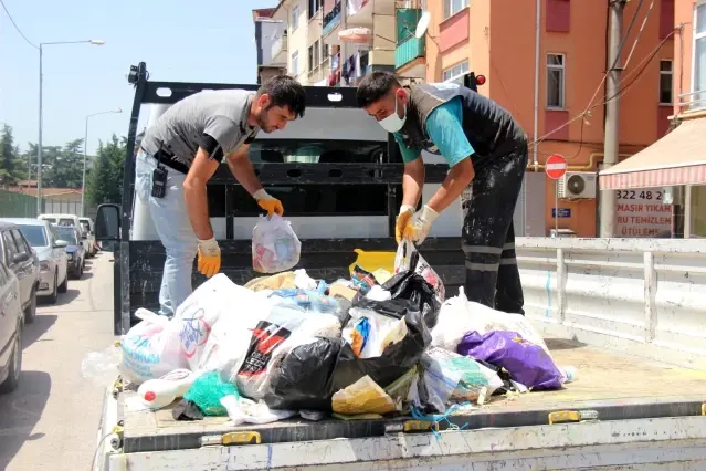 Bir poşet altınını çöp sanıp attığını eşinden öğrendi