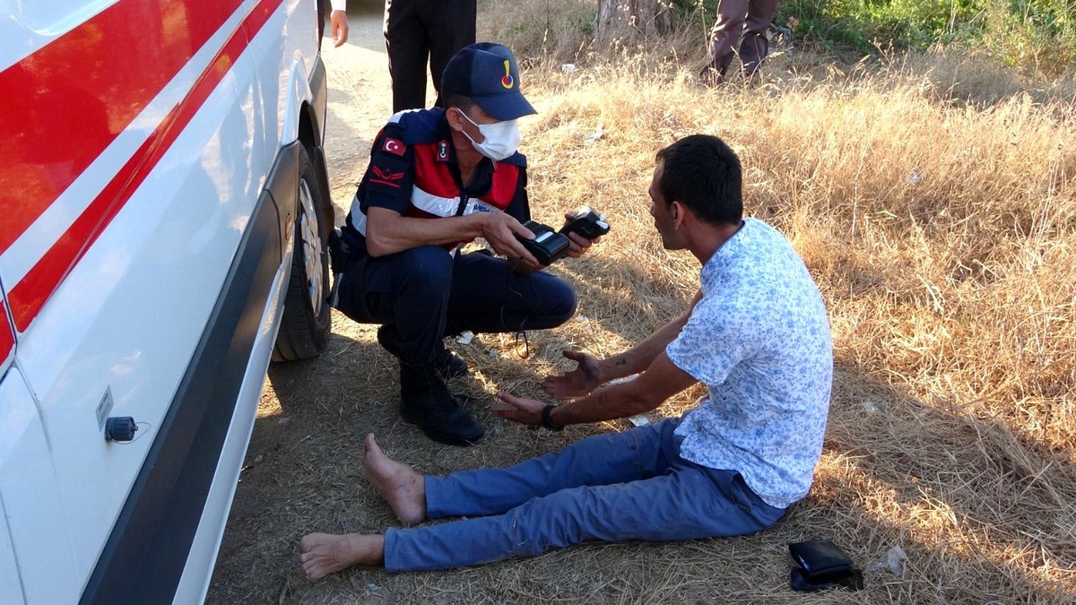 Biri camdan fırlayan iki kişinin yaralandığı kazada jandarmanın alkollü sürücüyle imtihanı