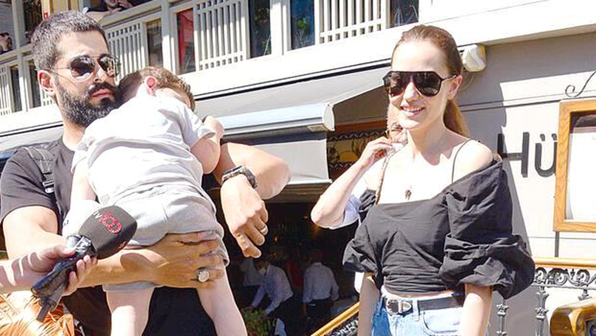Burak Özçivit ile Fahriye Evcen\'in oğulları Karan alışveriş yorgunu