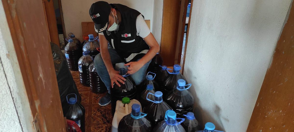 Bursa\'da bir evde 1000 litre sahte içki ele geçirildi