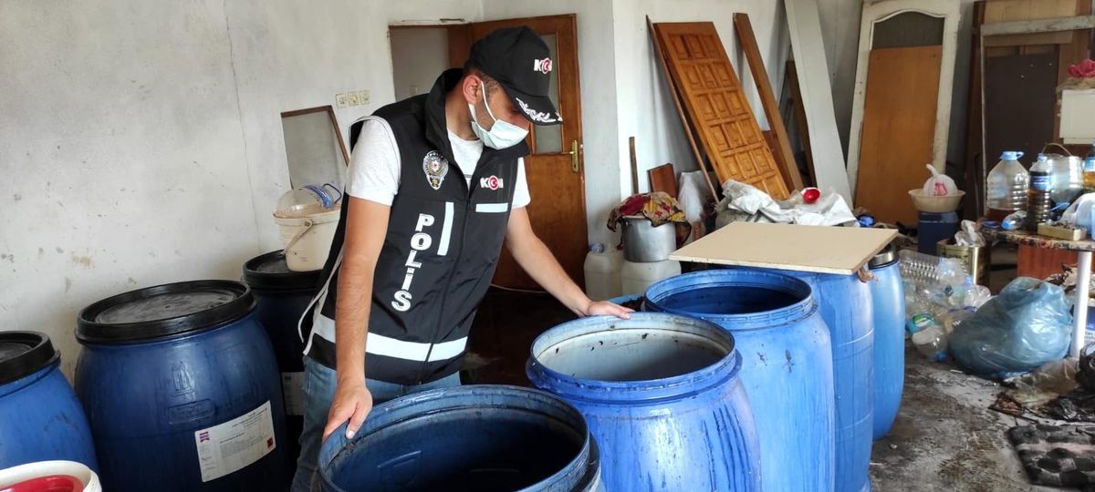 Bursa\'da kaçak içki imalathanesine şok baskın