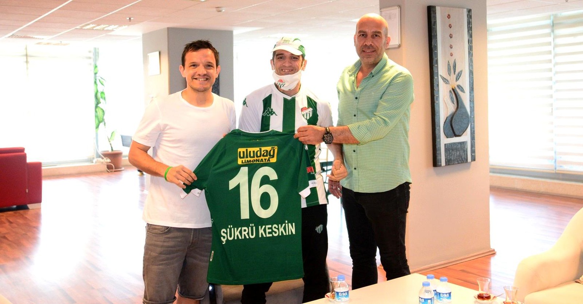 Bursaspor taraftarı Şükrü Keskin, kulübü ziyaret etti