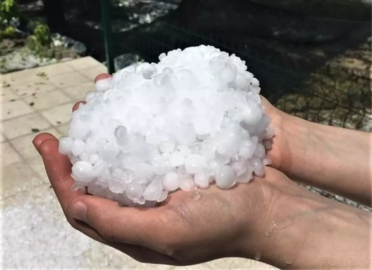 Ceviz büyüklüğünde dolu yağdı, mahsuller zarar gördü