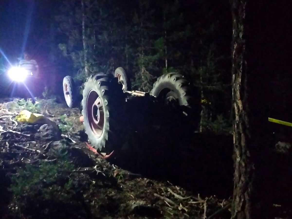 Devrilen traktörün altında kalan sürücü öldü