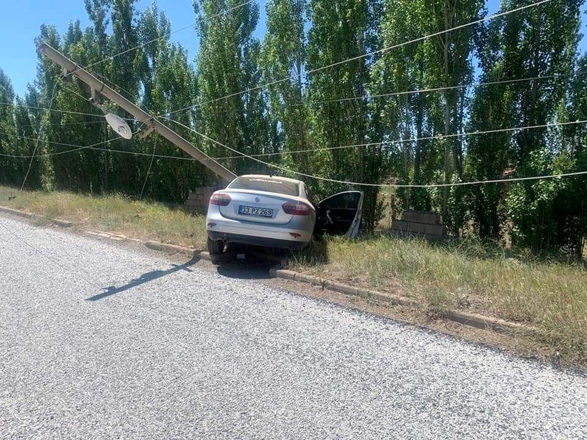 Direksiyon hakimiyetini kaybetti, direğe çarptı