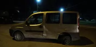 Dur ihtarına uymayan araç ile polis otosu çarpıştı: 2 polis yaralı