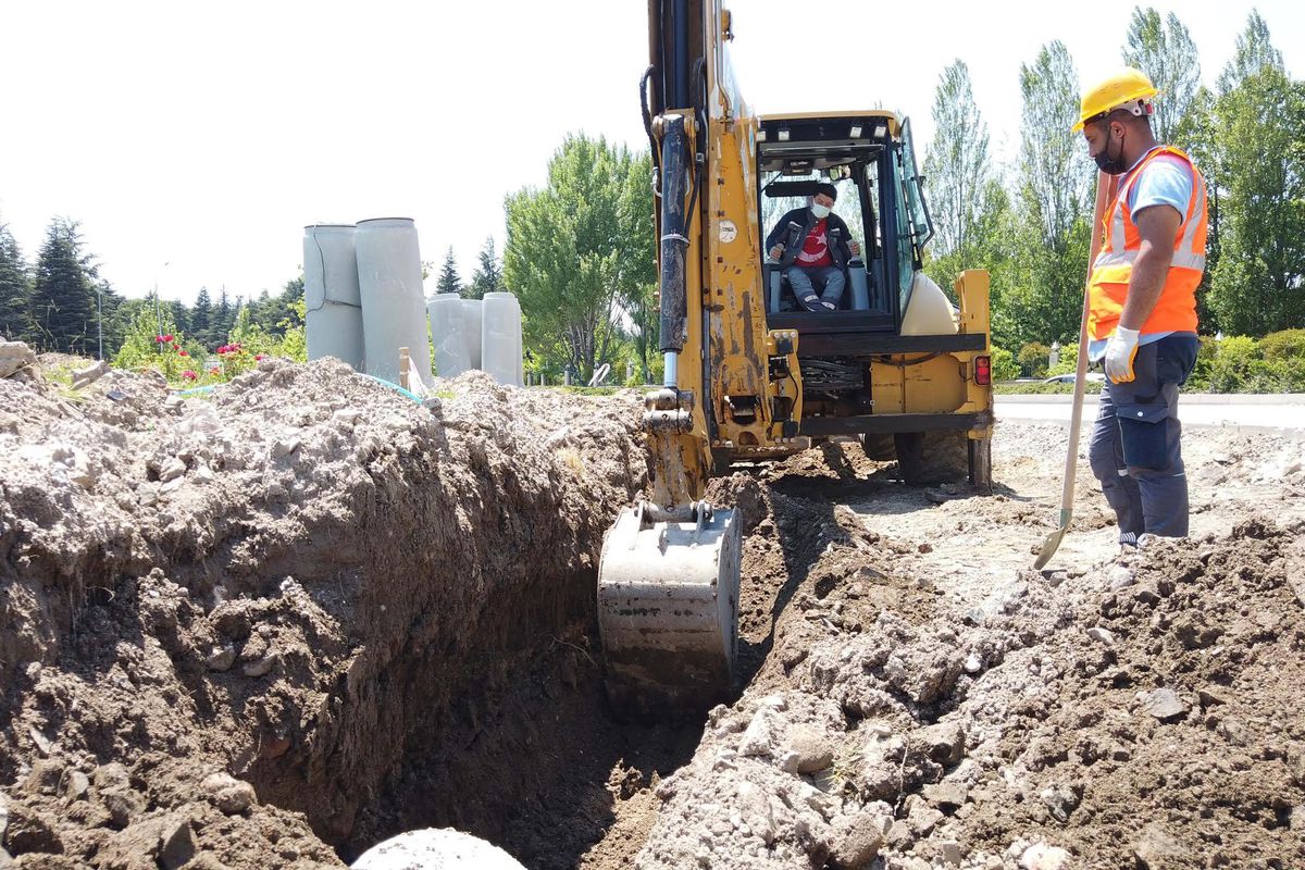 Eskişehir\'de, kent merkezinde yol genişletme çalışmaları aralıksız sürüyor
