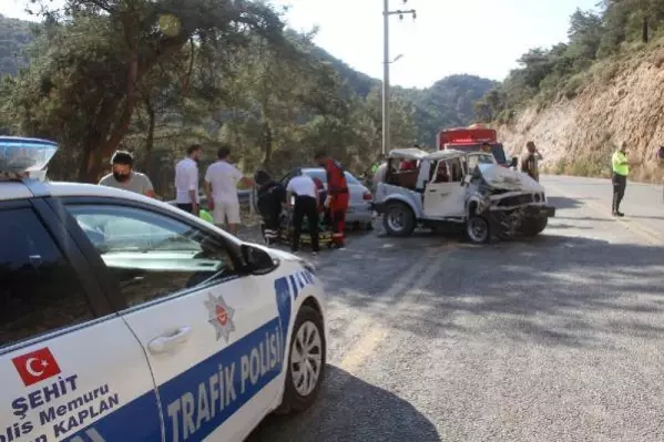 Fethiye'de otomobil ile cip çarpıştı, 4'ü yabancı 8 kişi yaralandı