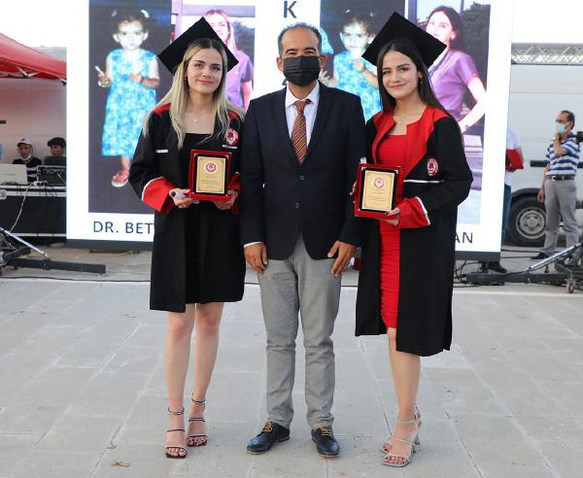 İkizler tıp fakültesini birincilikle bitirdi