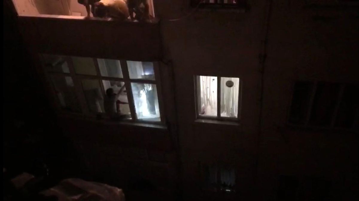 İstanbul\'da nefes kesen rehine kurtarma operasyonu: Çocuğunu bıçakla rehin aldı