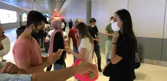 İstanbul Havalimanı'nda kurulan PCR noktasında belli sayıda yolcuya örnekleme temelinde test işlemleri yapılıyor