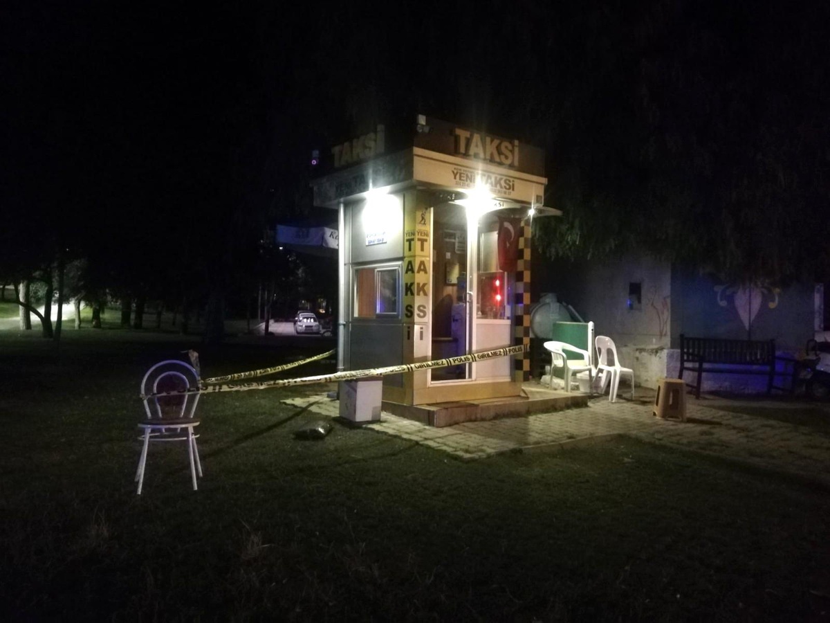 İzmir\'de 1 kişinin ağır yaralandığı palalı kavgayla ilgili 2 gözaltı