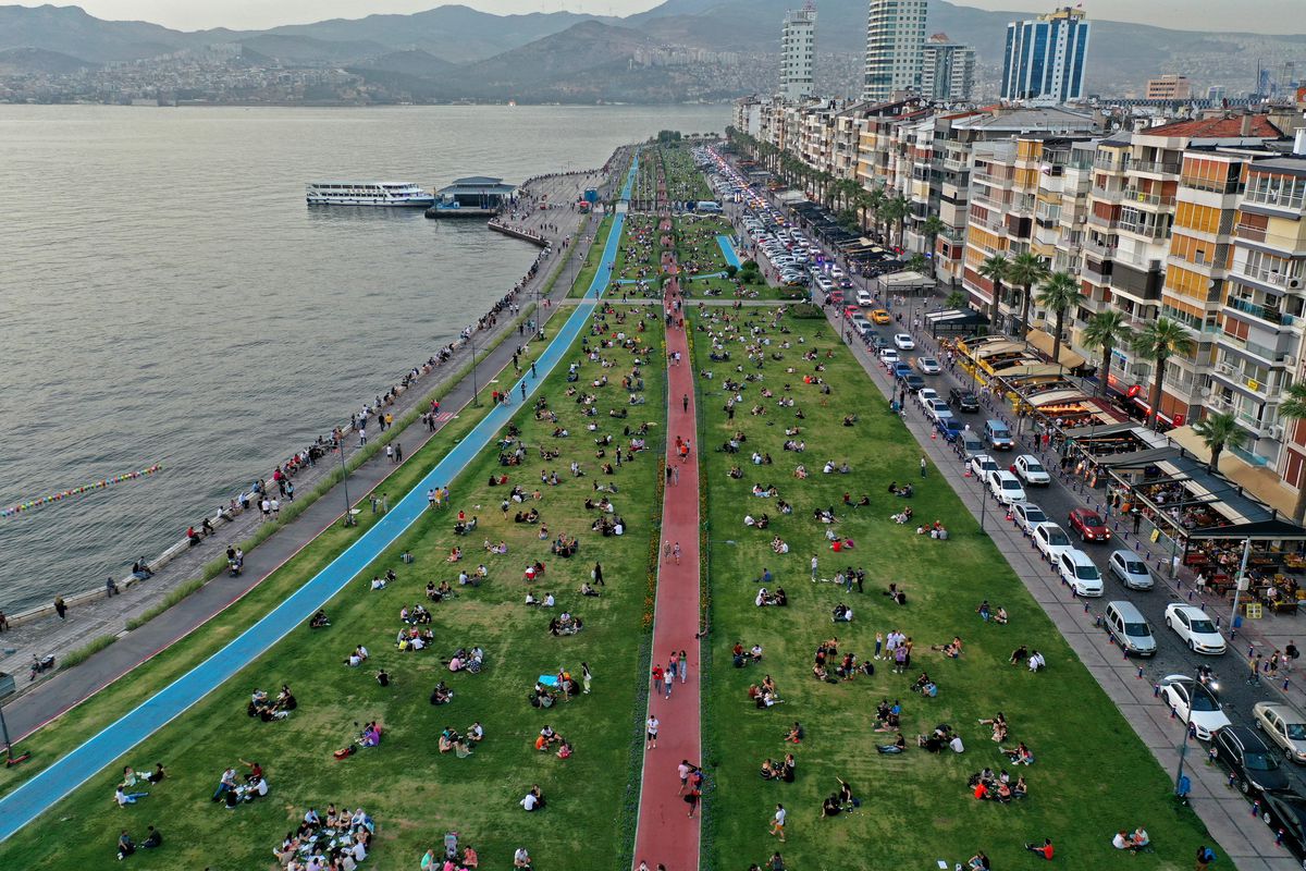 İzmir\'de vatandaşlar akşam üstü Kordonboyu\'na akın etti