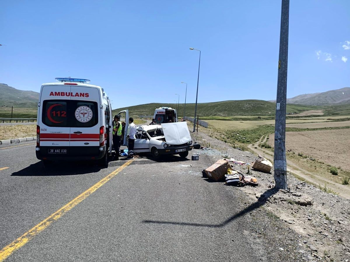 Kayseri\'de aydınlatma direğine çarpan otomobildeki 1 kişi öldü, 2 kişi yaralandı