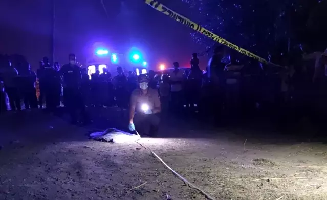 Kendiliğinden hareket eden minibüsün altında kalan bebek hayatını kaybetti Kendiliğinden hareket eden minibüsün altında kalan bebek hayatını kaybetti