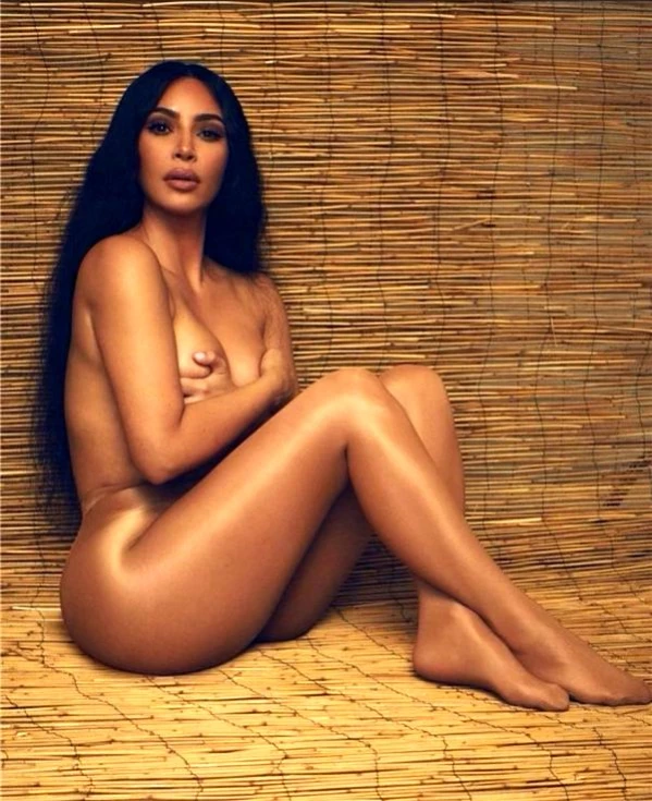 Kim Kardashian sınırları zorladı! Otel odasında üstsüz poz verdi