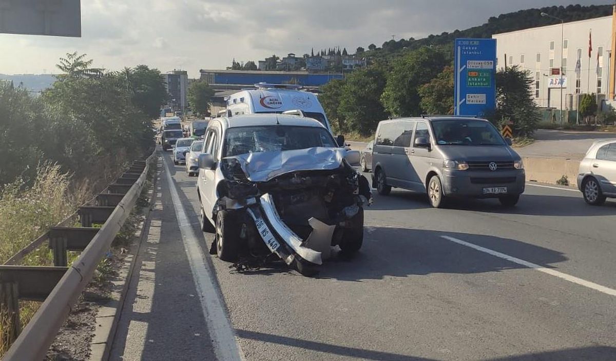 Kocaeli\'de hafif ticari araç ile otomobil çarpıştı: 2 yaralı