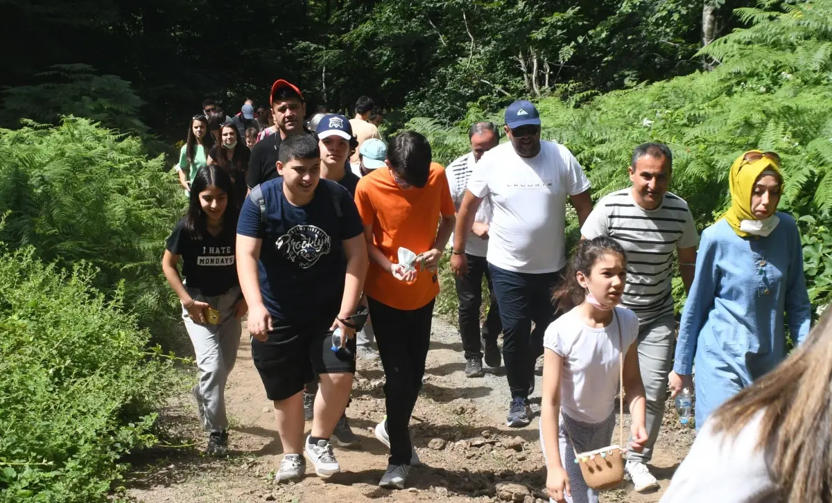 Lapsekili öğretmenler sağlıklı yaşam için doğa yürüyüşü yaptı