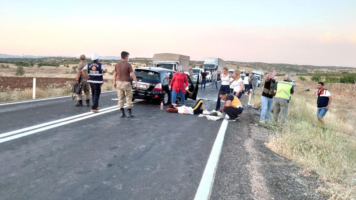 Mardin\'de 2 araç kafa kafaya çarpıştı: 6 yaralı