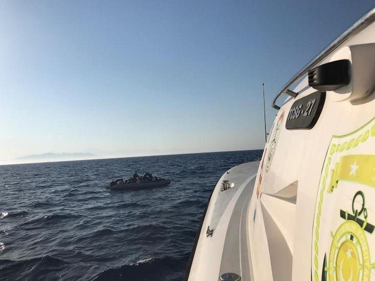 Muğla açıklarında lastik botla sürüklenen 14 düzensiz göçmen kurtarıldı