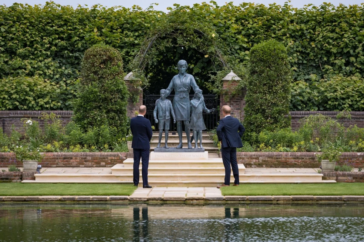 Prenses Diana\'nın heykeli oğulları Prens Harry ve Prens William tarafından açıldı