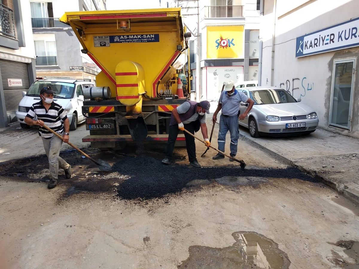 Salihli\'de asfalt kaplama çalışmaları son sürat