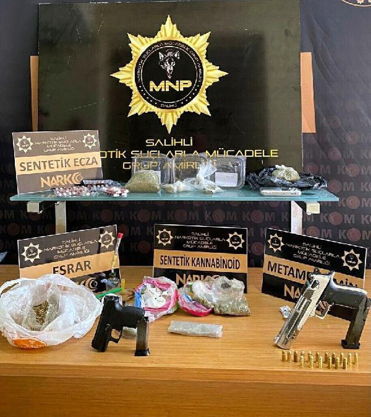 Son dakika haberi... Salihli\'de uyuşturucu tacirlerine şafak baskını: 17 gözaltı