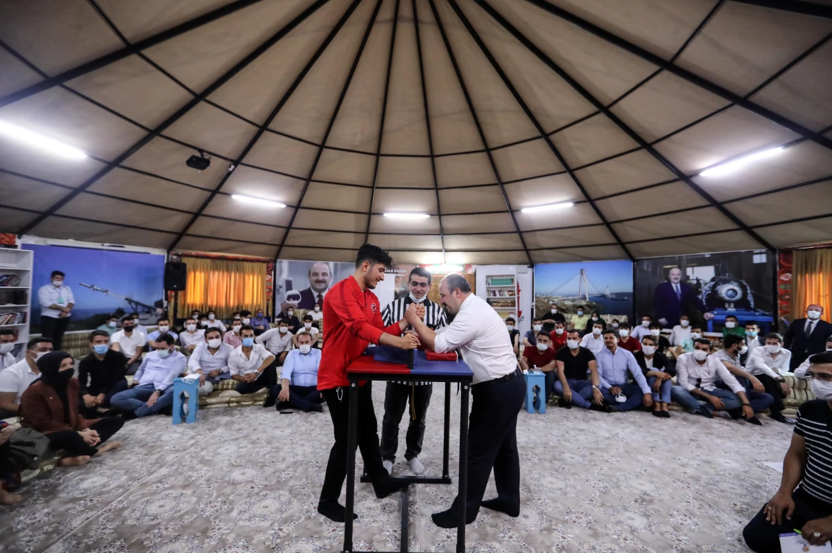 Sanayi ve Teknoloji Bakanı, Şanlıurfa\'da buluşarak bilek güreşi yaptı