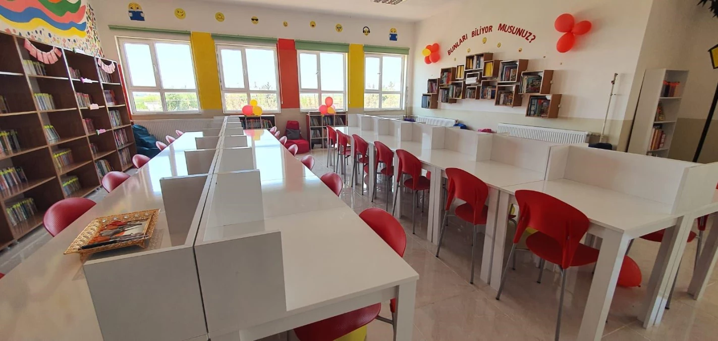 Şanlıurfa\'da bir grup öğretmen sosyal medyadan düzenledikleri kampanyayla okullarına kütüphane kazandırdı