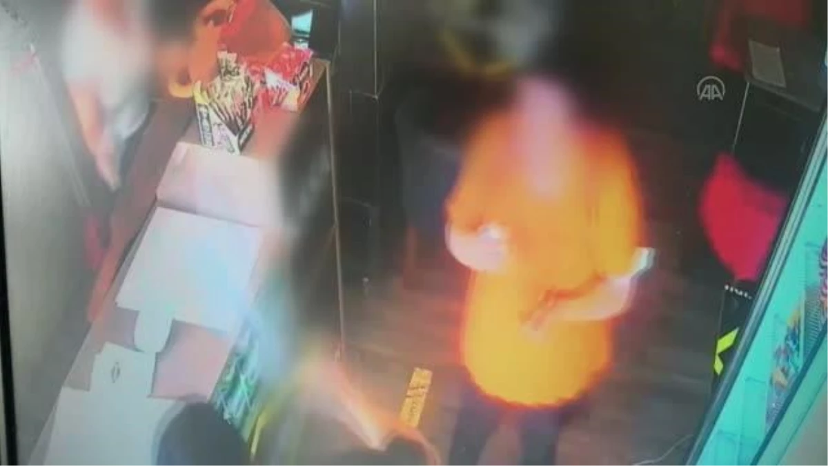 Satırla girdiği börekçiye zarar veren kişi güvenlik kamerasında