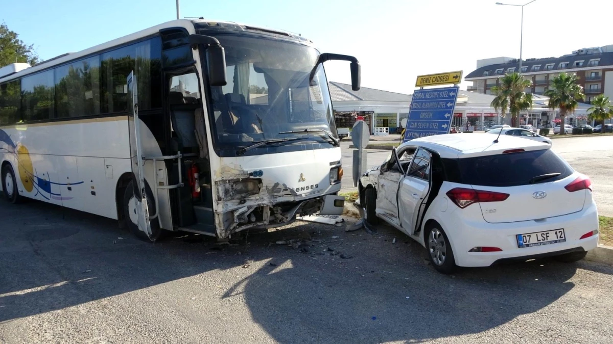 Servis otobüsü otomobile çarptı, baba ve 5 yaşındaki kızı yaralandı