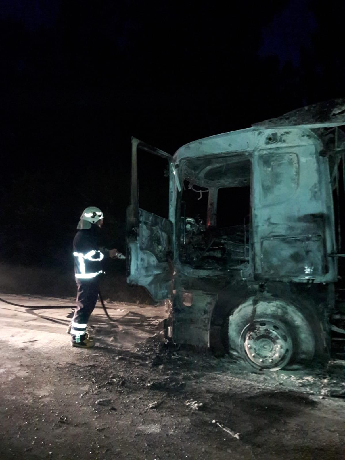 Seyir halindeki beton mikseri alev aldı