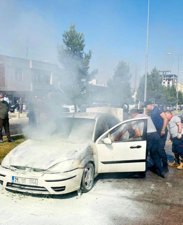 Silvan'da seyir halindeki araç yandı